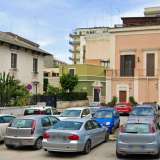 Parliamo di piazzale Vittorio Locchi, uno slargo circondato da una masseria ottocentesca, da vicoletti pittoreschi, da edicole artistiche e da eleganti villini